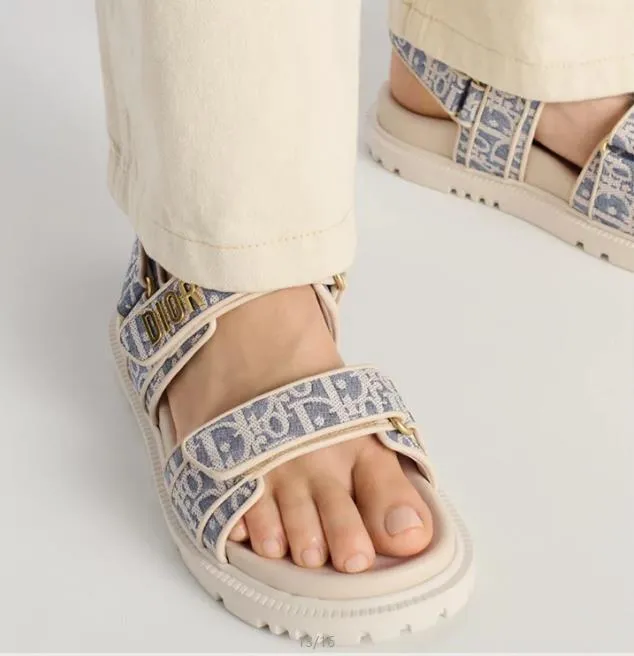 👟👟Ex-factory price 500👟👟 These Dioract sandals are carefully made of blue plaid jacquard fabric and other materials, decorated with off-white raffia Oblique print, fashionable and modern. The insole is made of lightweight and comfortable leather that fits the shape of the foot, and is equipped with a Velcro strap. The upper strap is embellished with a gold-finished metal Dior logo, which is more refined. Can be matched with various styles to show modern style. . Help surface material: fabric. Dior signature in gold-finish metal. 2 adjustable Velcro straps. Leather insole that fits the shape of the foot, soft and lightweight texture, EVA notch sole decorated with Christian Dior's lucky star symbol Made in Italy Code number: 35--42 (41 42 customized, non-refundable)
